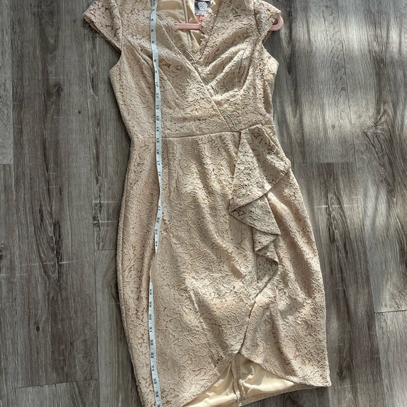 Vince Camuto Lace Bodycon with Cap Sleeves and Scallop V-Neck - Picture 5 of 10